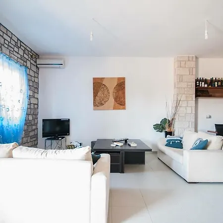 Diamond Giannopoulos Elea