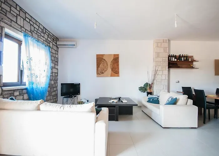 Diamond Giannopoulos Elea